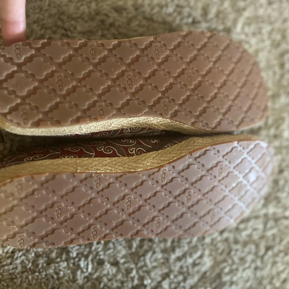 UGG Women's Patterned Espadrille Flats size 8 as new